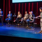 Paneldiscussie. Dagvoorzitter Max Christern, Jan Rotmans (Erasmus Universiteit/Urgenda), Ingrid de Caluwé (Tata Steel), Albert Knigge (Houthoff), Arnold Brakel (ING/NGB), Ivar Timmer (Hogeschool van Amsterdam) en Tijn Uylenburg (Vossius Gymnasium)