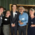 Kris van der Pas (RUN), Robin Kuijker (Tilburg University), winnaar NJV-Publicatieprijs Thijmen Nuninga (UL), Tajddin Özen (beeldhouwer, maker van de prijs) en Anneke Özen (GGZ)