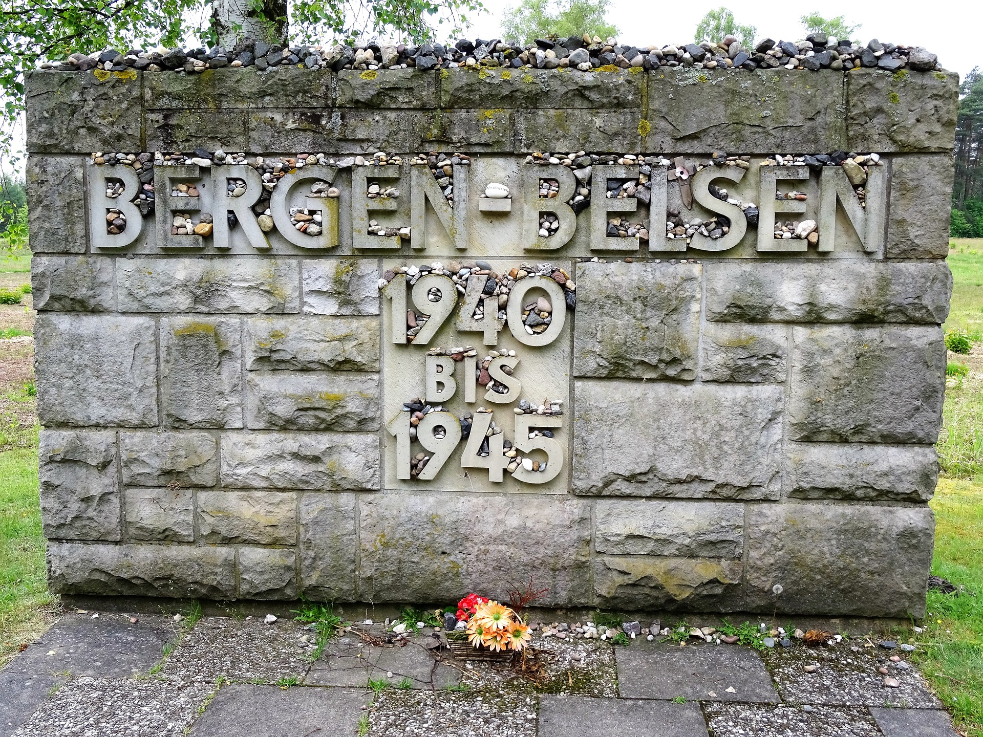 bergen-belsen-g1d1d0d169_1920-ebc4f230