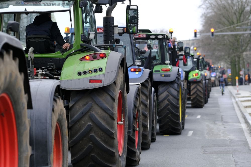Depositphotos_643813840_S-tractors