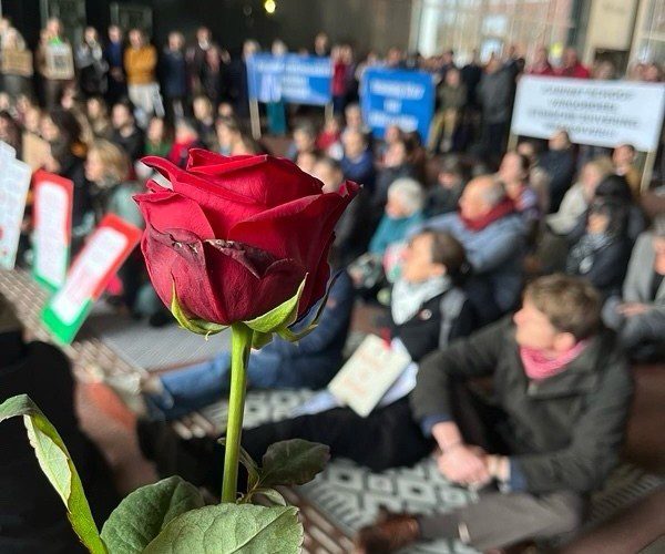 Oud-president Hoge Raad spreekt op sit-in van ambtenaren en de grondwet - Mr. Online