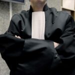 Schorsing voor advocaat die tijdens schorsing toch in toga op zitting verschijnt - Mr. Online