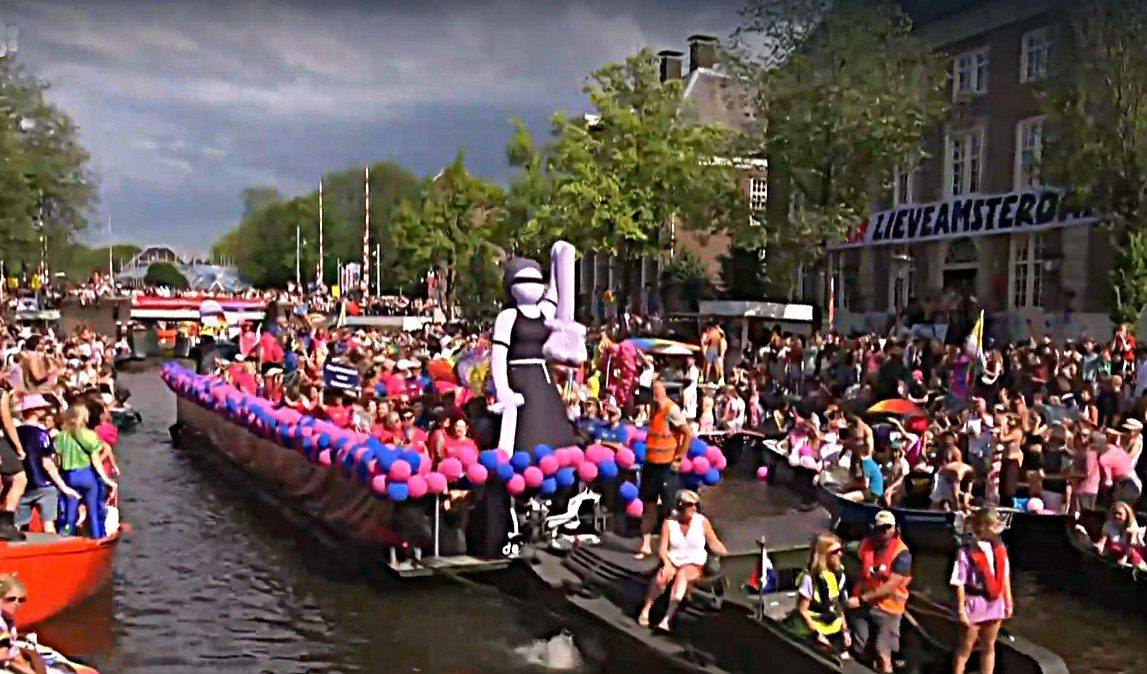 Regenboognetwerk van de Rechtspraak vaart mee met botenparade Pride - Mr. Online