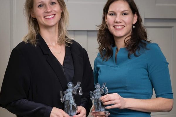 Links: Janneke Mulder, rechts: Anniek van Diggele. Foto: Rob ter Bekke