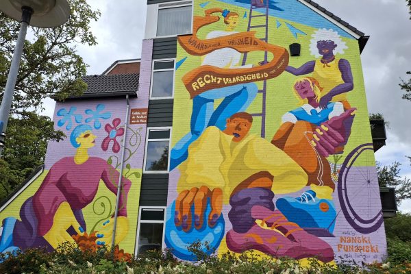Muurschildering over mensenrechten: sta niet tegenover maar naast elkaar - Mr. Online