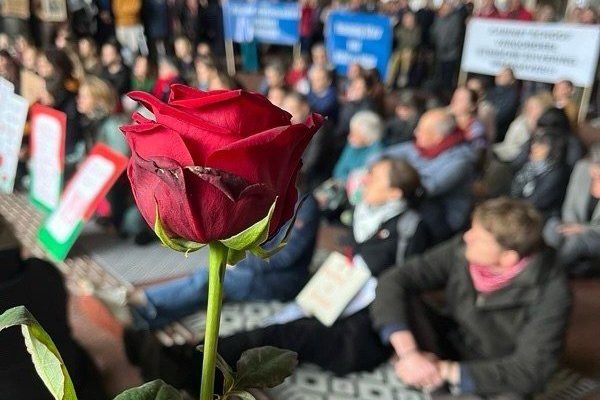 Oud-president Hoge Raad spreekt op sit-in van ambtenaren en de grondwet - Mr. Online