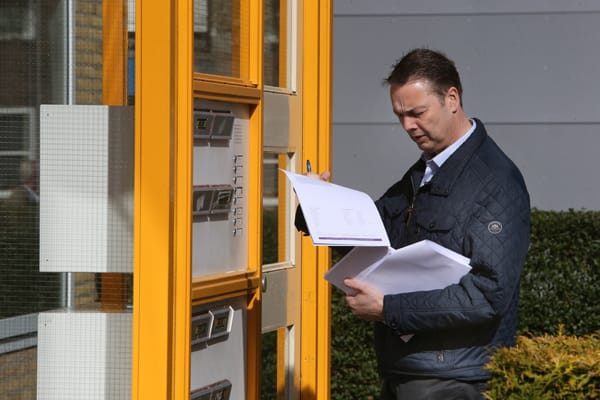 Deurwaarder Paul Otter aan het werk.