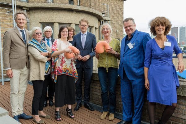 Prijswinnaars Wieke Vink (links met prijs) en Liesbeth Mevissen. In het midden: Sander Dekker. Derde van links: Jan van Dijk (Foto: Esther van der Wallen)