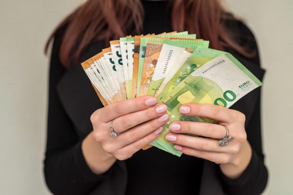 Salaris jonge advocaat groeit lekker maar inflatie stijgt minstens zo hard - Mr. Online