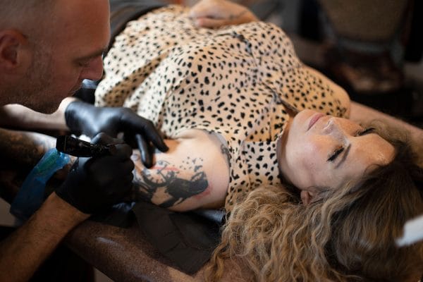 Sekswerkers laten mensenrechtentattoo zetten