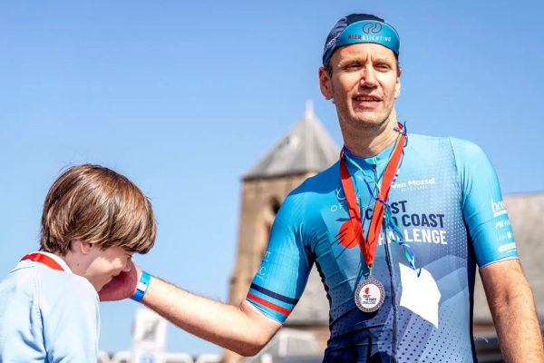 Vader en zoon Beljon na de Coast to Coast Challenge van vorig jaar