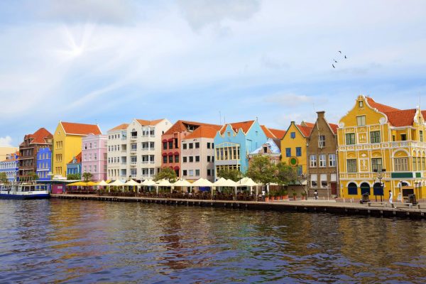 Arbitrage-op-Curacao-gekleurde-huisjes-Willemstad-1536x1024