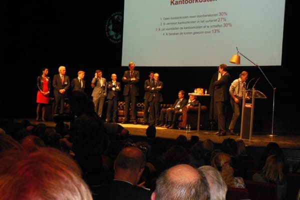 Algemeen deken Bart van Tongeren bedankt de leden van de Commissie-Loorbach