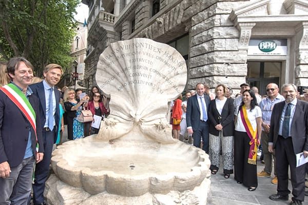 De inaguratie van de gerestaureerde fontein. Links voor met sjerp locoburgemeester Luca Bergamo van Rome, en derde van rechts Angela Mannaerts. Foto Claudio Papi/Comune di Roma