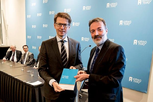 Henk Kummeling (rechts) overhandigt het rapport aan minister Sander Dekker. Foto Roel Rozenburg