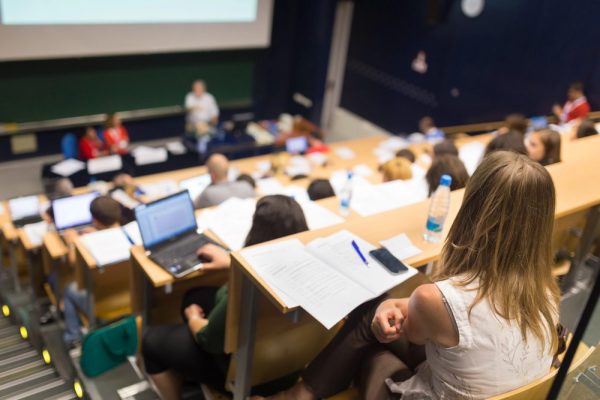 ‘Rechtenfaculteiten moeten studenten voorbereiden op macht grote kantoren’ - Mr. Online