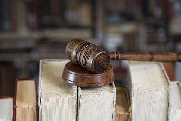 Voorwaardelijke schorsing en berisping voor echtpaar Knoops: ‘Wereldvreemd’ - Mr. Online