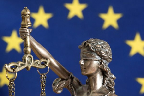 Vertrouwen in onafhankelijkheid Nederlandse rechter licht gestegen - Mr. Online