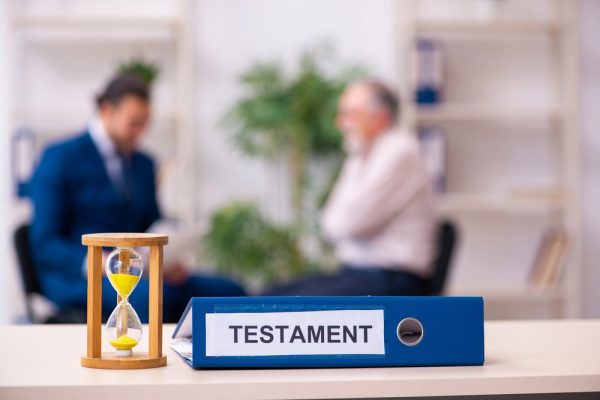 Schorsing voor notaris die ruim tien jaar over afwikkeling erfenis deed - Mr. Online