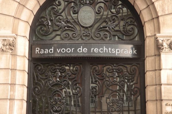 Rechtbankpresidenten: knip de navelstreng tussen kabinet en RvdR door - Mr. Online