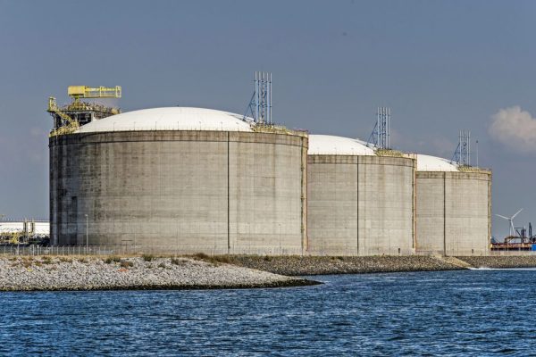Olietanks op de Maasvlakte (foto: Depositphotos)