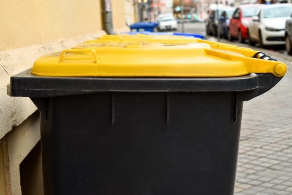 Advocaat gooit processtukken in openbare prullenbak: voorwaardelijke schorsing - Mr. Online