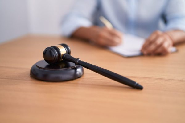 Ongekend: zaak-Sanderink leidt voor zesde (!) keer tot schorsing voor advocaat - Mr. Online