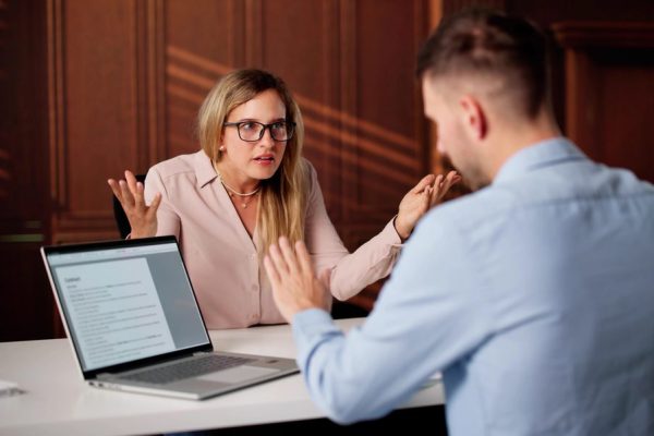 Klager begrijpt niet dat advocaat van wederpartij partijdig is - Mr. Online