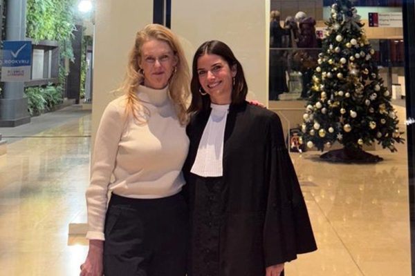 Elise van Dueren den Hollander (rechts) samen met haar patroon Christine Visser (links)