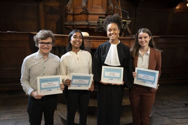 Alle winnaars: Emre en Nethra, Sophia en Zee Leering (beste spreker/debater) (foto: Chris van Houts)