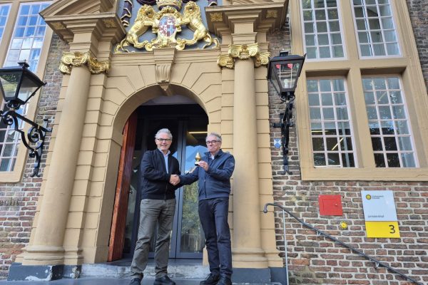 Rob Widdershoven (rechts) ontvangt de Gouden Peer uit handen van Mr.-hoofdredacteur Michiel van Kleef.