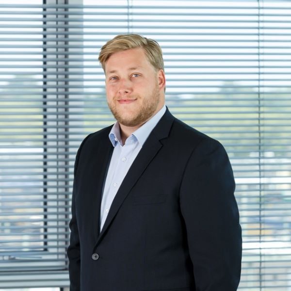 Goorts-Mark-sit-desktop-small