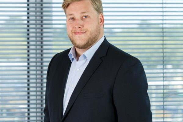 Goorts-Mark-sit-desktop-small