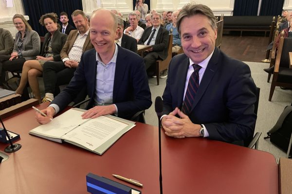 Arjen Dijkstra (Tresoar, links) en Eddie Bongers (gerechtshof Arnhem-Leeuwarden) tekenen de schenkingsovereenkomst.