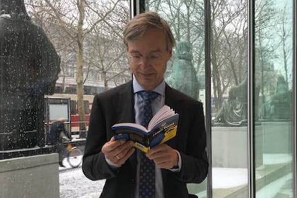 Maarten Feteris met het boekje