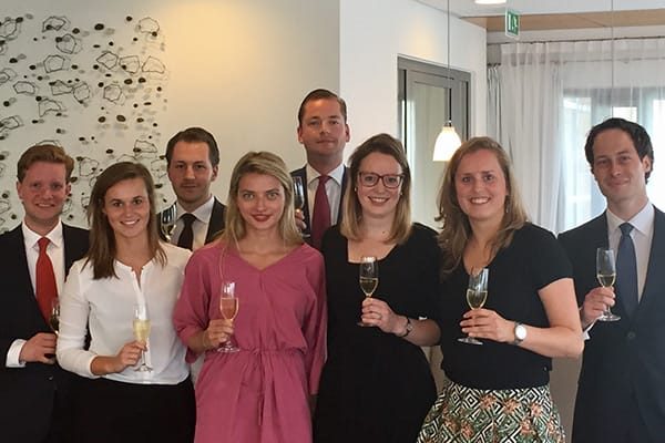 Vlnr: Jelmer Feenstra (AKD), Anne Spaargaren (Lexence), Max Radovic (Loyens & Loeff), Brigitta Jakic (CMS), Kerim van Oosten (Loyens & Loeff), Jorine ten Wolde (De Brauw Blackstone Westbroek), Sharona Heeroma (Pels Rijcken) en Tom Reker (Linklaters).