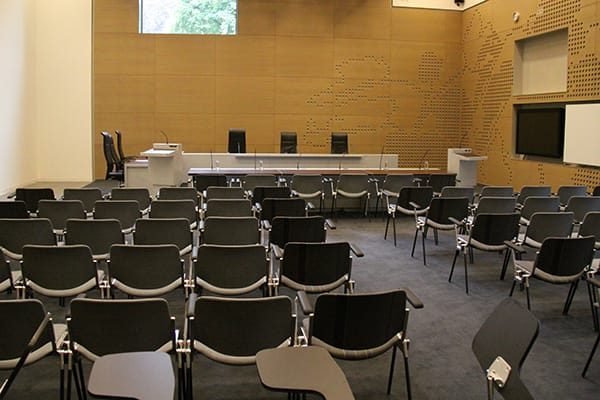 Een zittingszaal van de Raad van State. Foto Raad van State