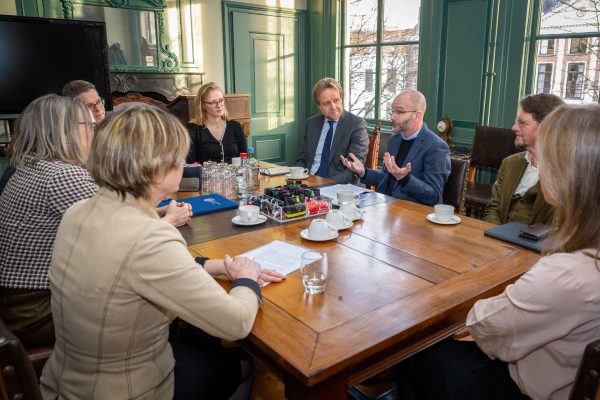 André van der Laan van het WODC tijdens het ondertekenen van de overeenkomst (foto: LUF)