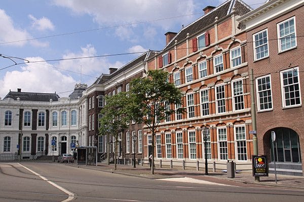 'Bestuursrechters (bijv. van de Raad van State, zie foto) mogen best indringender toetsen' (foto: Raad van State)