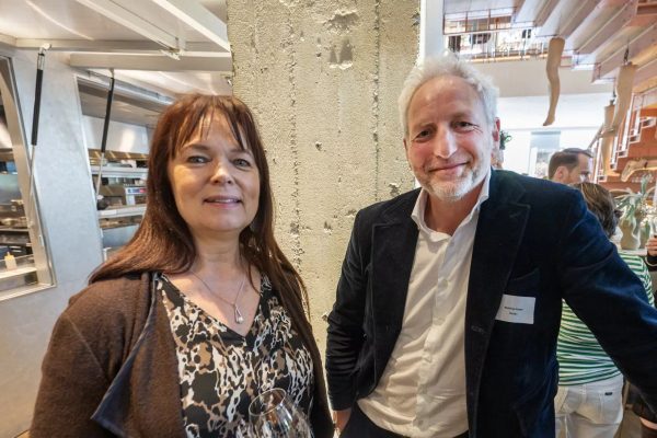 Saskia Belleman en advocaat Matthijs Kaaks na het symposium 'Uitingsvrijheid', waar Belleman een van de panelleden was, mei 2024 (foto: Chris van Houts)