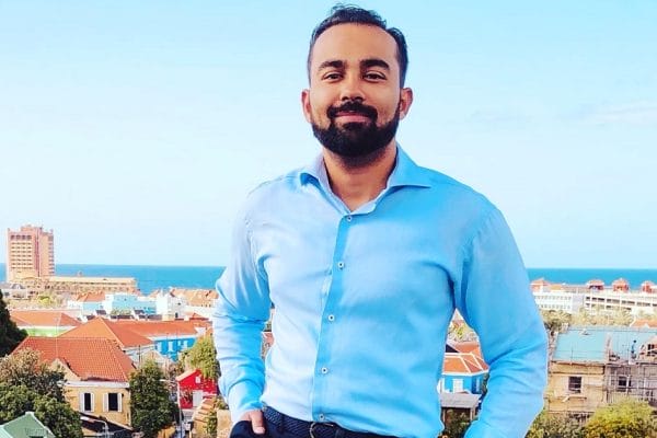 Mahatma Martinus Via de telefoon en zonder contacten krijg je op Curaçao weinig gedaan - Mr. Online