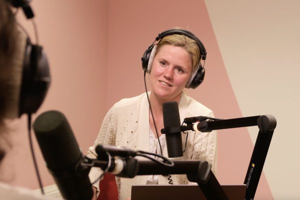 Milou Brand, presentatrice van de podcast De Uitvoering, ook bekend van de podcast Jong Beleggen