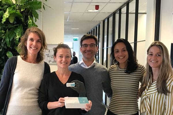 Foto: Vlnr: Herke van Hulst (OC), Eline Vrijland-van Beest (CEO NightBalance) met de SPT en Jorrit Kelderman (CFO NightBalance), Marie-Louise Weeda (OC) en Guusje Cornelissen (OC).