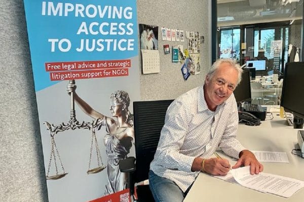 Ondertekening contract Pro Bono Connect Allemansrecht_S