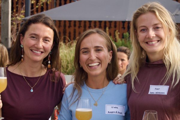 Op Komst-bestuursleden Nienke de Bruijn, en Ilaha Muhseni  en Noor Dings (foto: Anna-Marise Rocha)