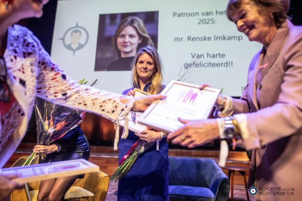 Hanneke Ellenbroek neemt haar oorkonde in ontvangst; op de achtergrond Renske Imkamp (foto: Diewertje Bravenboer)