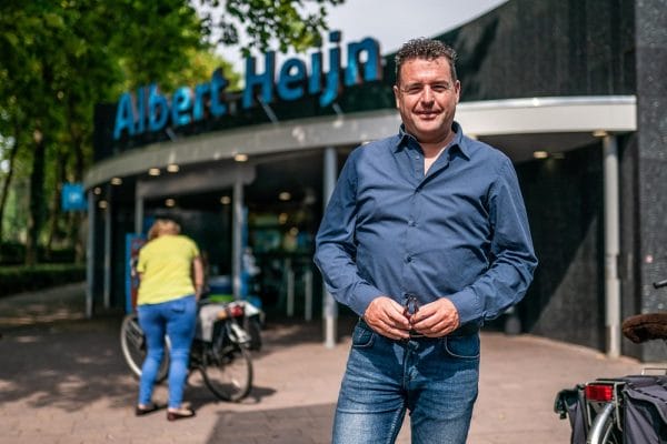 Marc Adriani voor de Albert Heijn in Oosterbeek (foto: Rolf van Hensel)