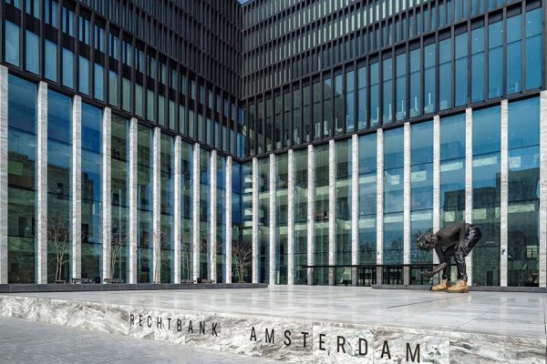 200 uur taakstraf geëist tegen juridisch adviseur wegens chantage en smaad - Mr. Online