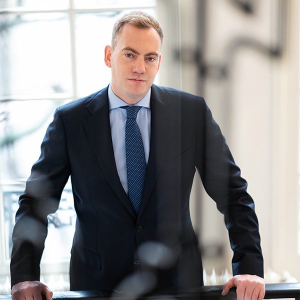 Robert-Hardy-600x600