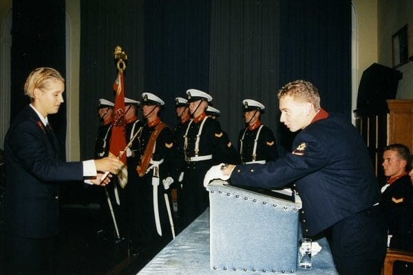 De uitreiking van de ponjaard aan Nataschja Hummel (l) door de voorzitter van de Senaat van het Korps Adelborsten, na afloop van de Korpsintroductie. Een dag later volgde haar officiële installatie als adelborst (najaar 1997).